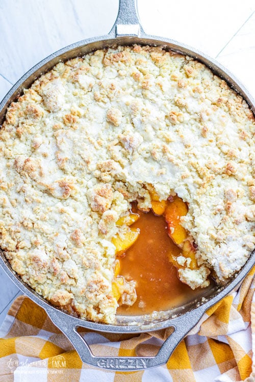Close-up of easy peach cobbler in a GRIZZLY Cast Iron Skillet.