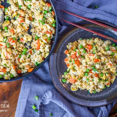 Easy fried rice is the perfect way to use up leftovers and create a flavorful, filling meal. Try it for lunch or dinner, stand-alone or as a side dish! #friedrice #friedricerecipe #friedricerecipeeasy #friedriceeasy #veggiefriedrice #vegetablefriedrice