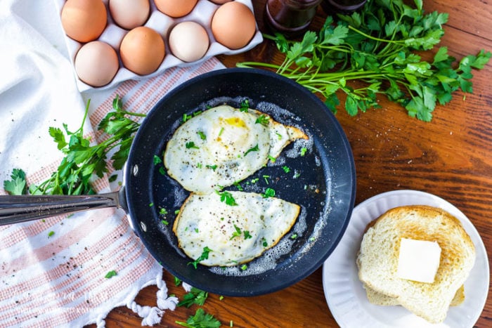 Learning how to make over easy eggs is easy! Learn the simple steps you need for perfectly cooked yolks that don't break. #eggs #eggrecipes #overeasyeggs #howtocookovereasyeggs #overeasyeggrecipes #sunnysideupeggs #sunnysideupegg #breakfastrecipes #eggsforbreakfast