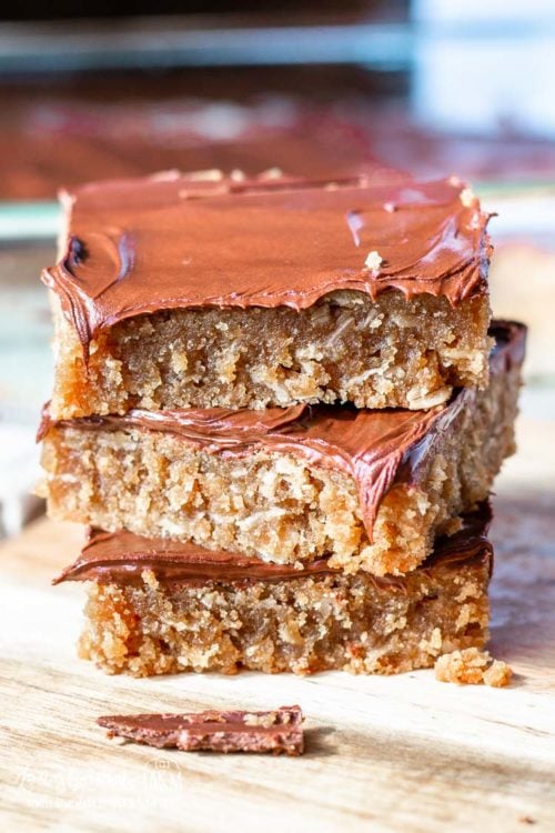 Chocolate peanut butter cookie bars are an easy way to get that peanut butter cookie taste with a lot less work! A delicious, quick, and easy dessert! #peanutbutterbars #peanutbutterbarseasy #peanutbutterbarsbaked #bakedpeanutbutterbars #peanutbuttercookiebars #peanutbuttercookies 