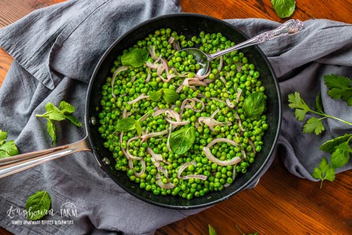 This minty peas recipe is the perfect side dish for any meal. Sweet and savory with just a hint of mint, it's the perfect balance of flavor! #peas #frozenpeas #pearecipes #mintypeas #mintedpeas #howtocookpeas #howtocookfrozenpeas