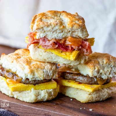 Biscuit breakfast sandwiches are so easy to make and prepare for the freezer! Make a bunch in advance to have an easy breakfast on the go. #biscuitbreakfastsandwich #biscuitbreakfastsandwichrecipe #biscuitbreakfastsandwichhoneyham #biscuitbreakfastsandwichfreezer #biscuitbreakfastsandwichbaconegg #biscuitbreakfastsandwiches