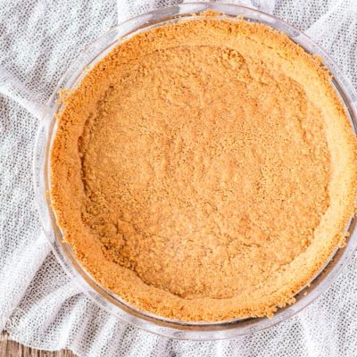 Making a homemade graham cracker crust is so easy! 15 minutes to delicious homemade crust ready for your favorite pie filling. #grahamcrackercrust #grahamcrackercrustrecipe #grahamcrackercrusteasy #grahamcrackercrustnobake #bakedgrahamcrackercrust